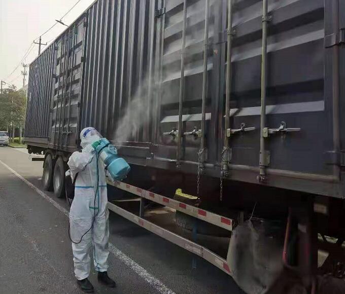 南京灭白蚁人员为装运家具货车进行消杀服务(图1)